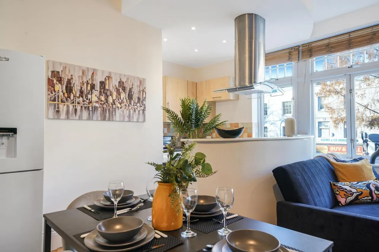 Central Hackney Abode - Balcony Apartment London