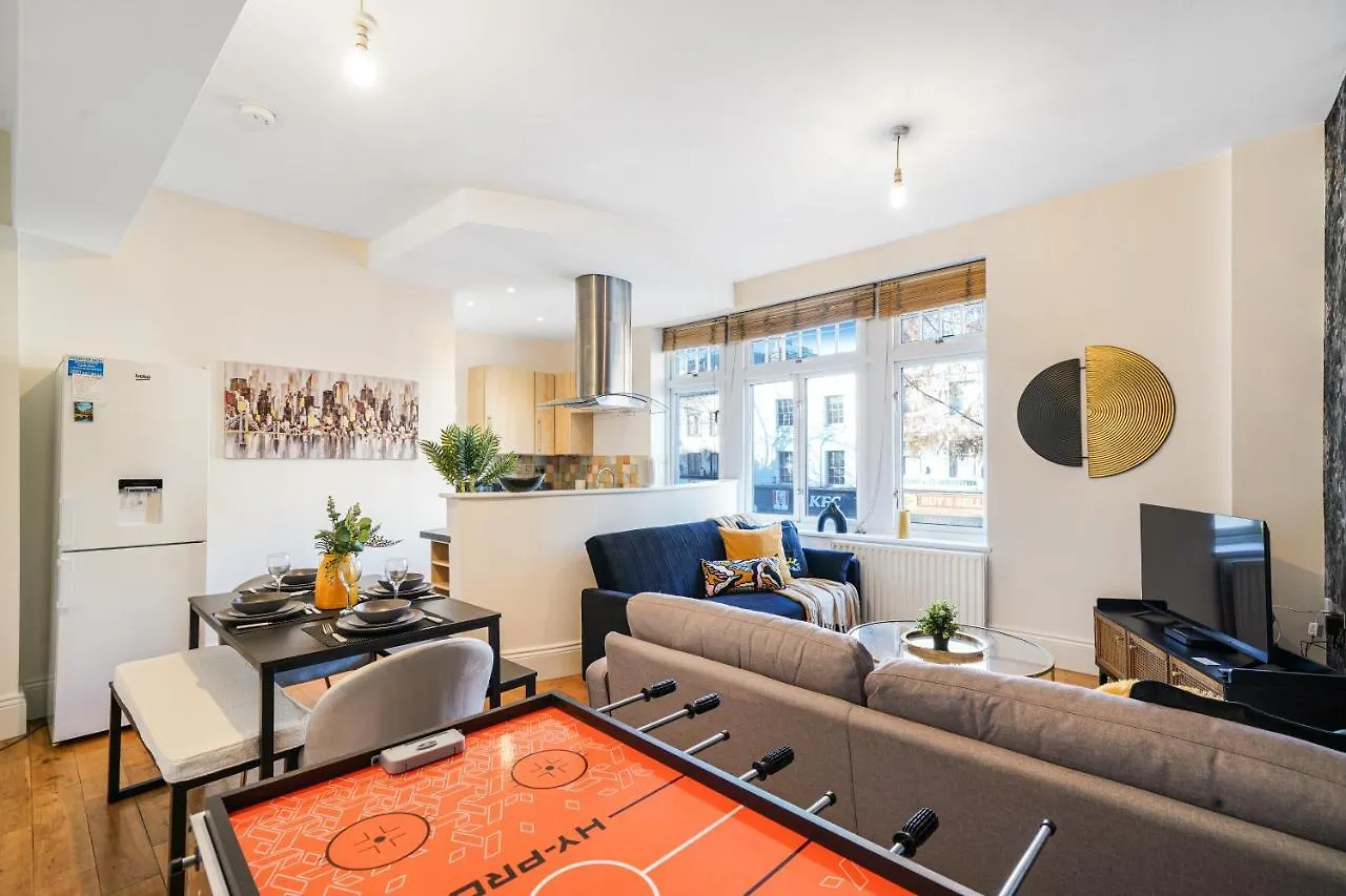 Central Hackney Abode - Balcony Apartment London