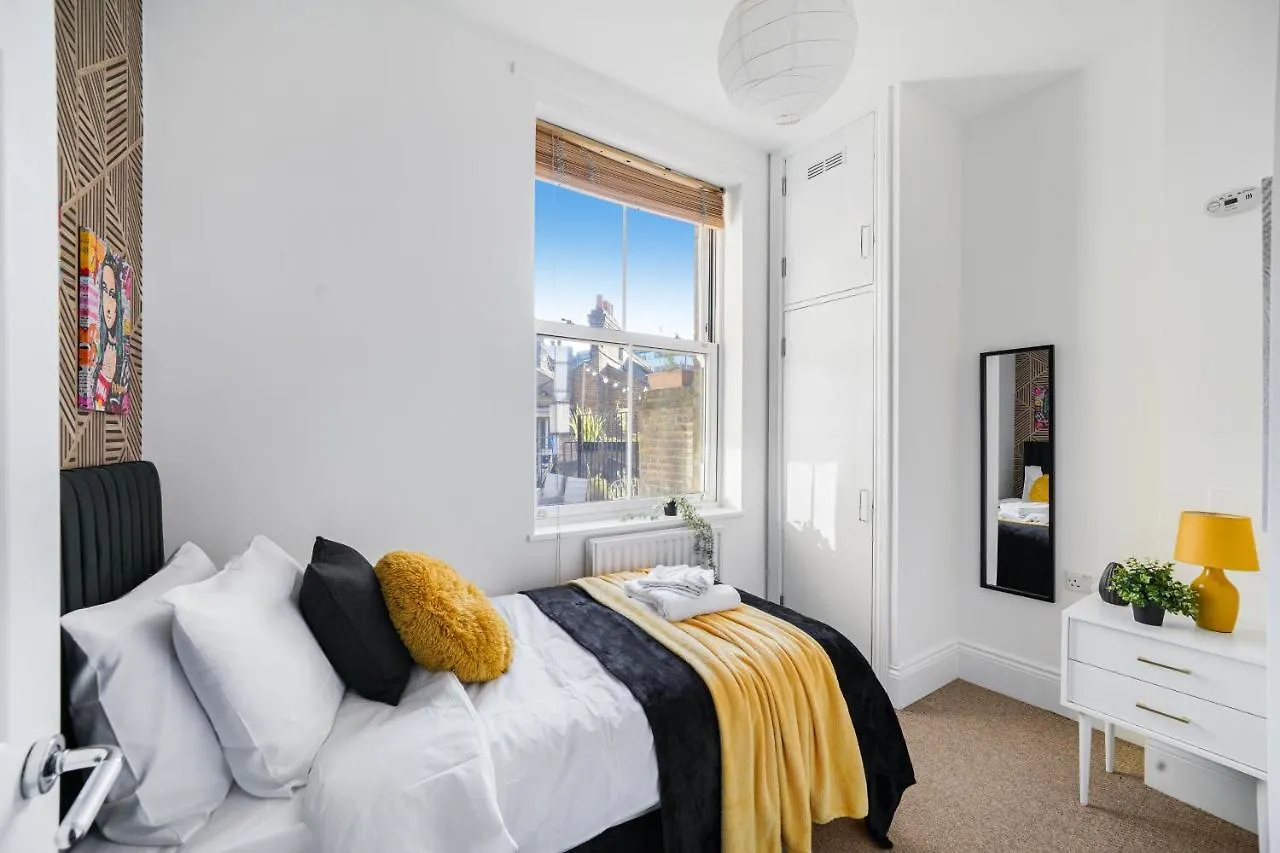 Central Hackney Abode - Balcony Apartment London