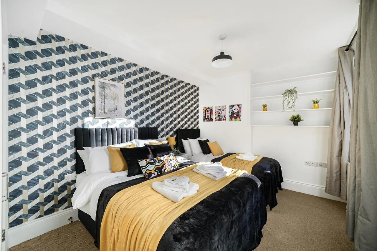 Central Hackney Abode - Balcony Apartment London