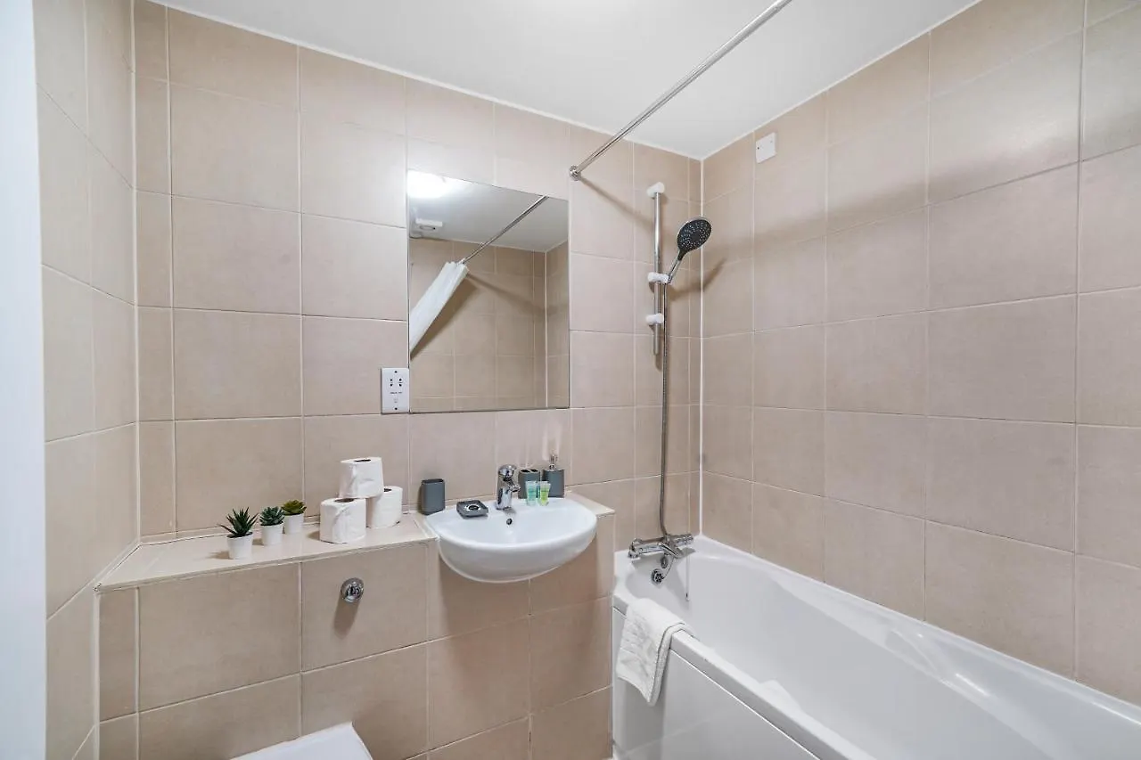 Central Hackney Abode - Balcony Apartment London
