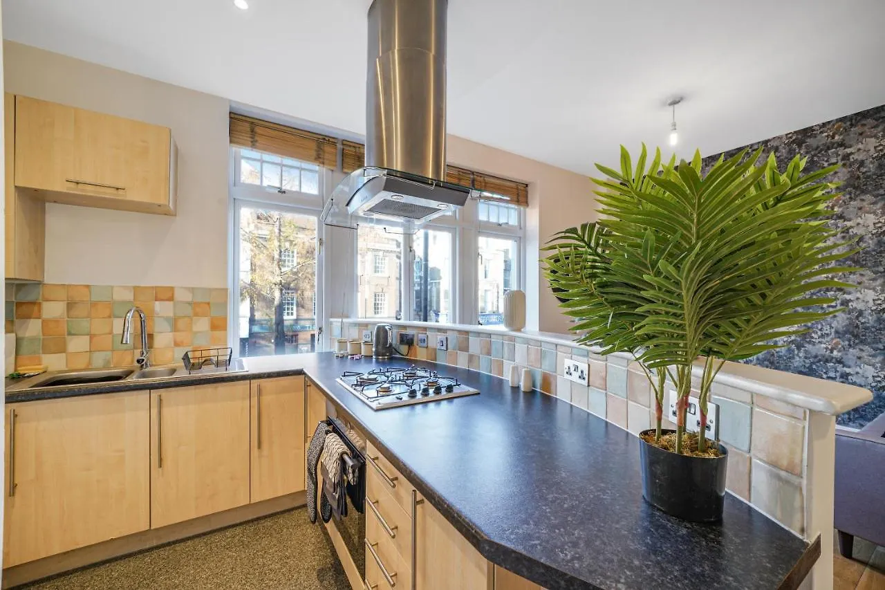 Central Hackney Abode - Balcony Apartment London