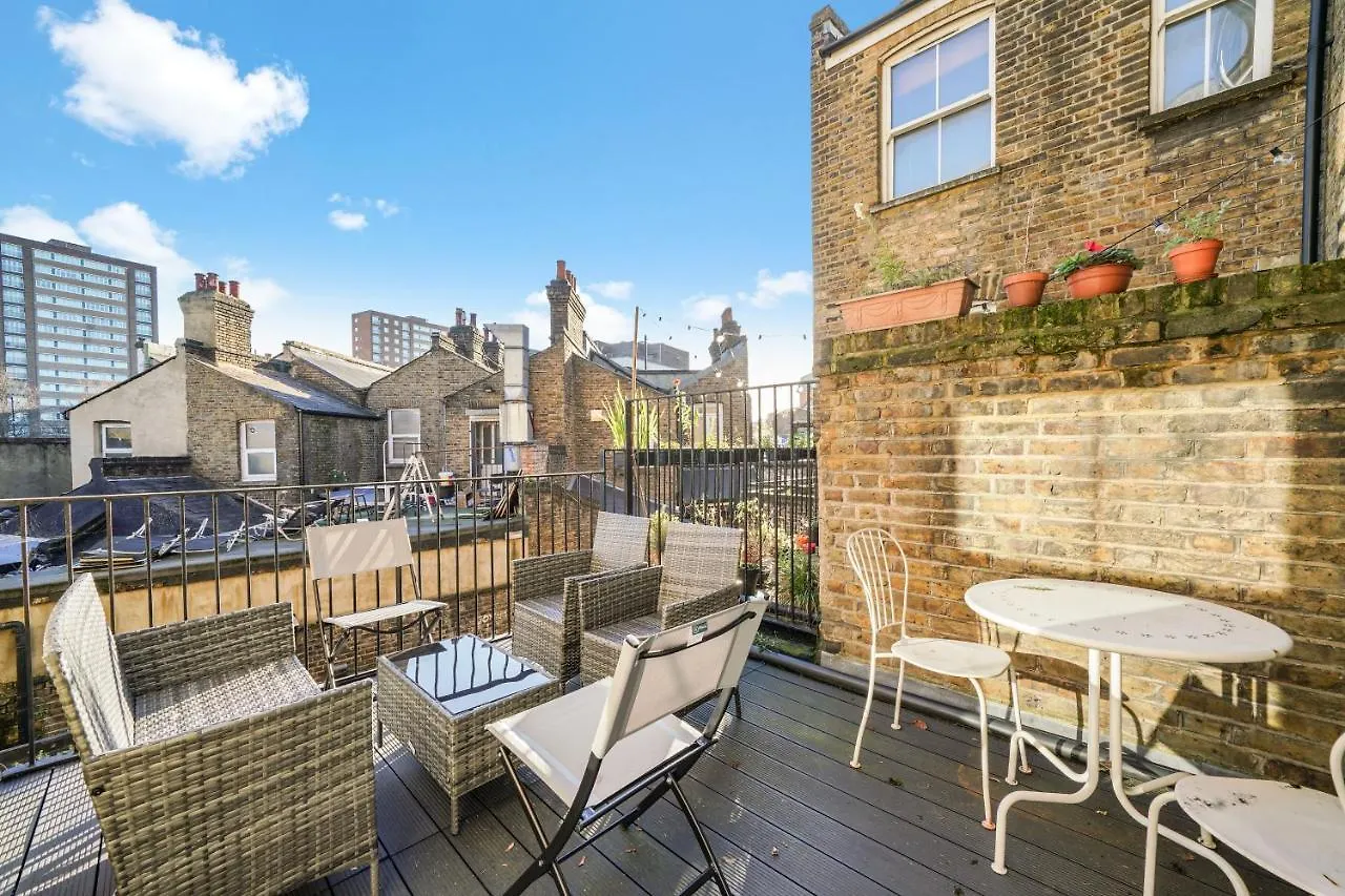 Central Hackney Abode - Balcony Apartment London