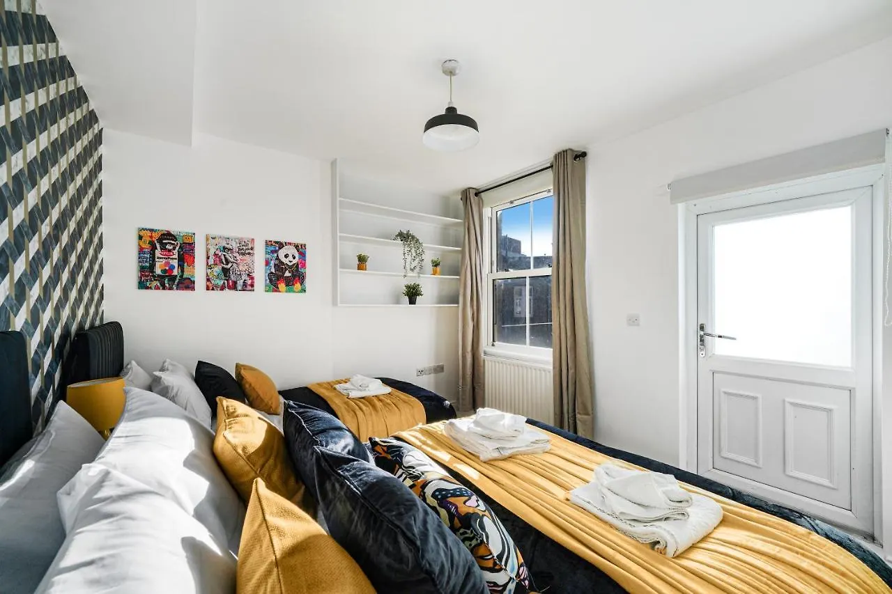 Central Hackney Abode - Balcony Apartment London