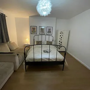 4 Bedroom Guest In The Heart Of Shoreditch Apartment